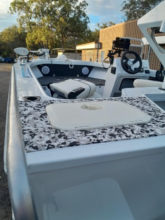 25.8.23 White 460 Renegade SC, DF70, PRT stern quarter